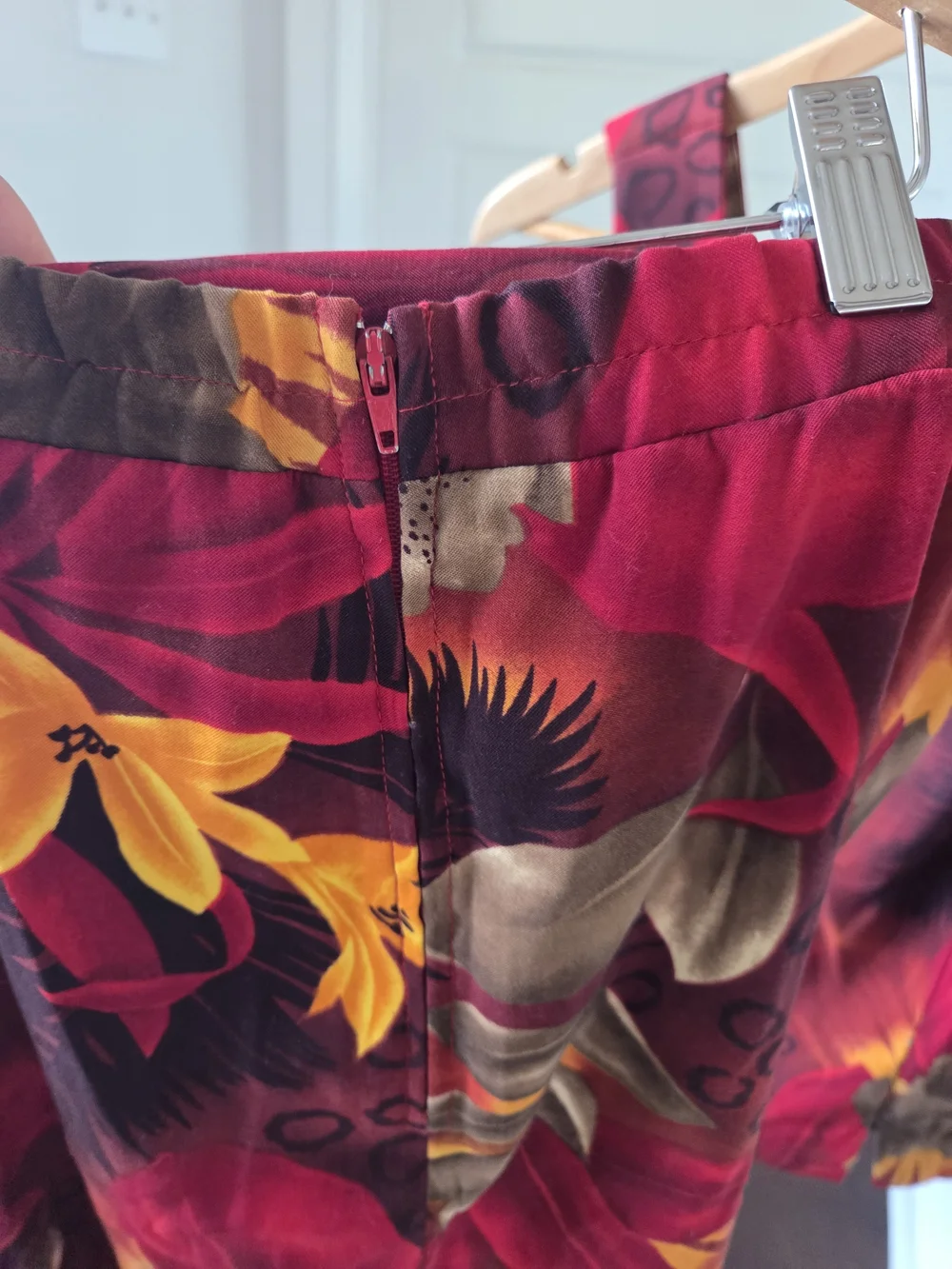 Red Floral Print 2 Piece JOHN ROBERTS Set. - Picture 5 of 6